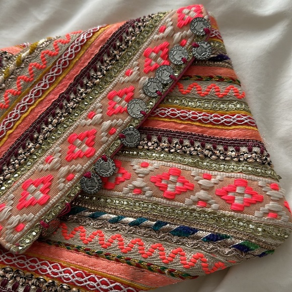 Embroidered pink clutch - Picture 5 of 7